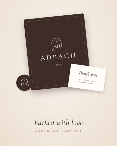 La boîte Adbach Home avec une carte de remerciement, emballée avec amour